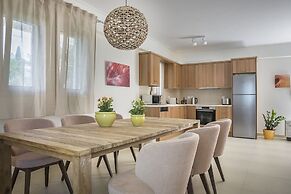 Meliti Waterfront Suites