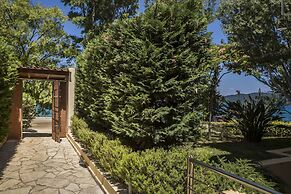 Meliti Waterfront Suites