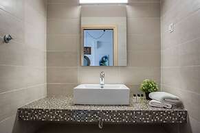 Meliti Waterfront Suites