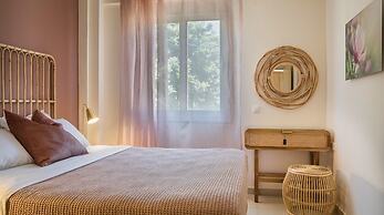 Meliti Waterfront Suites