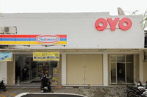 OYO 779 Mn One Residence Syariah Near ITC Cempaka Mas Near Kalbe Farma