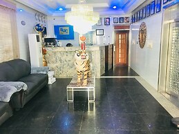 Euc Demodern Hotel & Suites