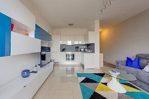 Centric and Spacious Apartment With Wifi and Balcony