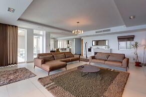 Contemporary, Luxury Apartment With Valletta and Harbour Views