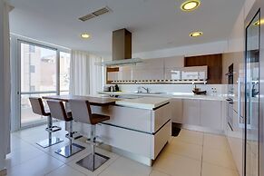 Contemporary, Luxury Apartment With Valletta and Harbour Views