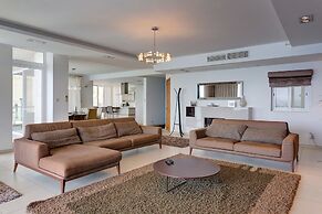 Contemporary, Luxury Apartment With Valletta and Harbour Views