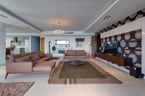 Contemporary, Luxury Apartment With Valletta and Harbour Views