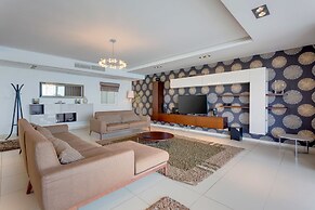 Contemporary, Luxury Apartment With Valletta and Harbour Views