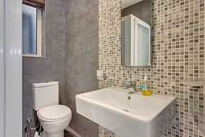 Splendid Apartment, Steps Away From the Sea