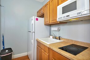 Gorgeous Spot in Hallandale Beach With Pool!!