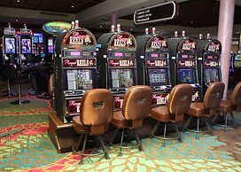 Gorgeous Spot in Hallandale Beach With Pool!!