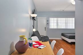 Gorgeous Spot in Hallandale Beach With Pool!!