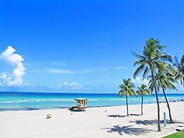 Gorgeous Spot in Hallandale Beach With Pool!!