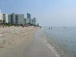 Gorgeous Spot in Hallandale Beach With Pool!!