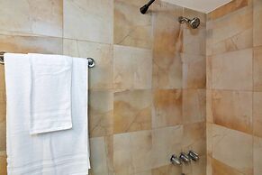 Gorgeous Spot in Hallandale Beach With Pool!!