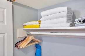 Gorgeous Spot in Hallandale Beach With Pool!!