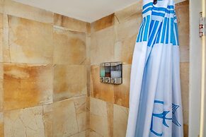 Gorgeous Spot in Hallandale Beach With Pool!!