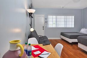 Gorgeous Spot in Hallandale Beach With Pool!!