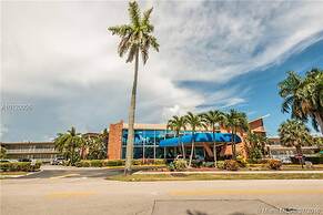 Gorgeous Spot in Hallandale Beach With Pool!!