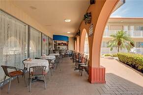 Gorgeous Spot in Hallandale Beach With Pool!!