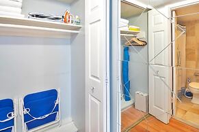 Gorgeous Spot in Hallandale Beach With Pool!!