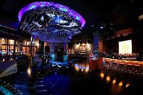 Gorgeous Spot in Hallandale Beach With Pool!!