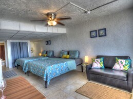 Pet Friendly Ground Level Steps to the Sand, Pool, Hot Tub, Wifi