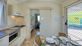 Ash's Holiday Units & Cafe