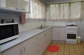 Ash's Holiday Units & Cafe