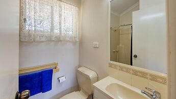 Ash's Holiday Units & Cafe