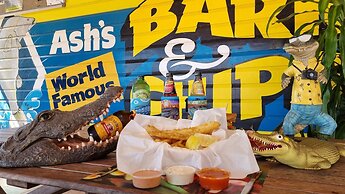 Ash's Holiday Units & Cafe