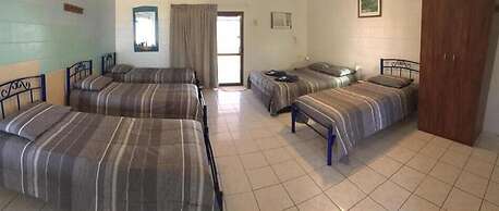 Ash's Holiday Units & Cafe