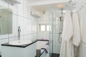 3BR Apt Steps from Sea W Parking