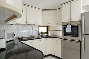 3BR Apt Steps from Sea W Parking