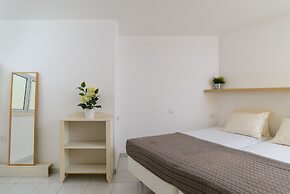 3BR Apt Steps from Sea W Parking