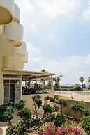 3BR Apt Steps from Sea W Parking