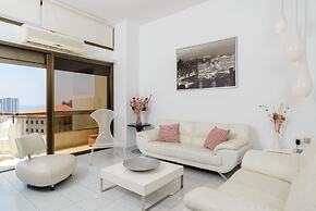 3BR Apt Steps from Sea W Parking