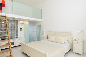 3BR Apt Steps from Sea W Parking