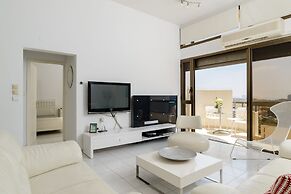 3BR Apt Steps from Sea W Parking