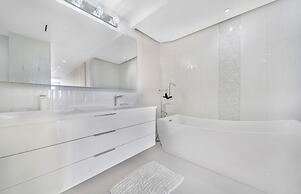 Modern and Bright Penthouse With Ocean View