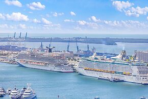 Modern and Bright Penthouse With Ocean View