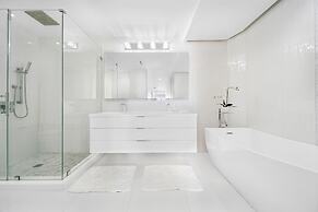 Modern and Bright Penthouse With Ocean View