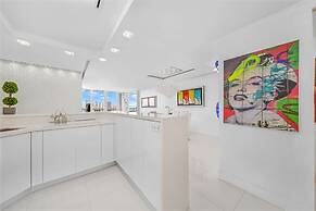 Modern and Bright Penthouse With Ocean View