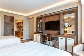 Beachfront Condo With Large Balcony