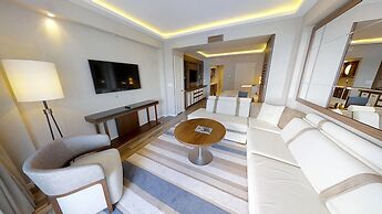 Beachfront Condo With Large Balcony