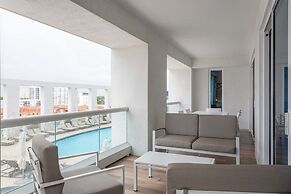 Charming Beachfront Condo With Large Balcony