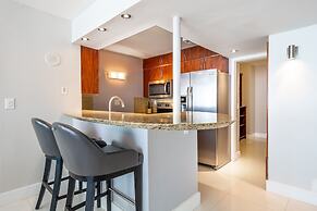 Sea-view Romantic Suite Minutes From the Beach