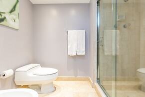 Sea-view Romantic Suite Minutes From the Beach