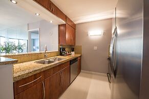 Sea-view Romantic Suite Minutes From the Beach