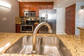 Sea-view Romantic Suite Minutes From the Beach